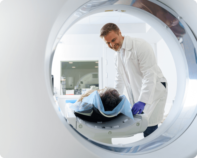 Homem deitado em uma maca e médico em pé